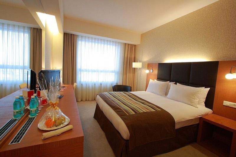 Ramada By Wyndham Oradea Hotel Quarto foto